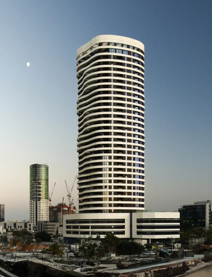 Vue intérieure de l’appartement 3 pièces à vendre dans la Tour Alfa avec accès piscine à Tel Aviv