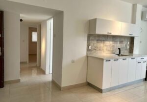 appartement rénové à Bat Yam avec ascenseur, proche de la mer et des transports