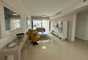 : appartement lumineux avec grande terrasse à Keren Hayesod Ra’anana