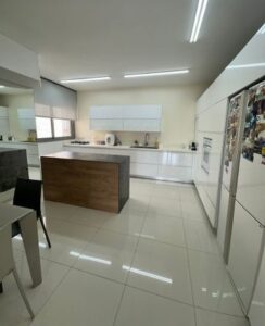 : appartement lumineux avec grande terrasse à Keren Hayesod Ra’anana