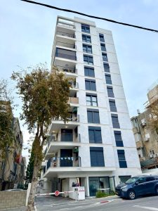 Appartement 3 pièces à Bat Yam avec terrasse, mamad et parking, dans immeuble moderne