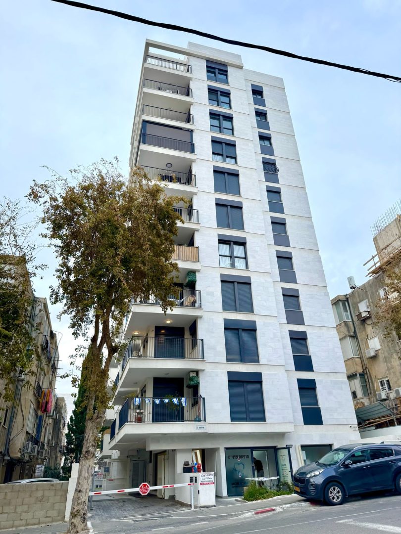 Appartement 3 pièces à Bat Yam avec terrasse, mamad et parking, dans immeuble moderne