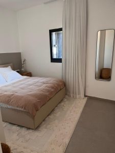 Vue intérieure de l’appartement 3 pièces à vendre dans la Tour Alfa avec accès piscine à Tel Aviv