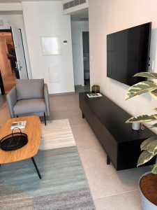 Vue intérieure de l’appartement 3 pièces à vendre dans la Tour Alfa avec accès piscine à Tel Aviv