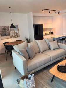 Vue intérieure de l’appartement 3 pièces à vendre dans la Tour Alfa avec accès piscine à Tel Aviv