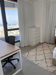 Vue intérieure de l’appartement 3 pièces à vendre dans la Tour Alfa avec accès piscine à Tel Aviv