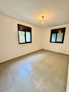 Appartement 3 pièces à Bat Yam avec terrasse, mamad et parking, dans immeuble moderne