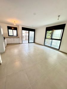 Appartement 3 pièces à Bat Yam avec terrasse, mamad et parking, dans immeuble moderne