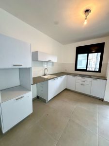 Appartement 3 pièces à Bat Yam avec terrasse, mamad et parking, dans immeuble moderne