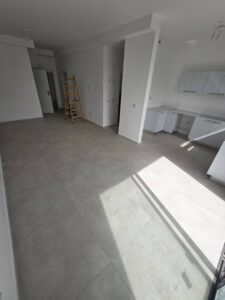 appartement neuf avec terrasse dans immeuble boutique à Bat Yam
