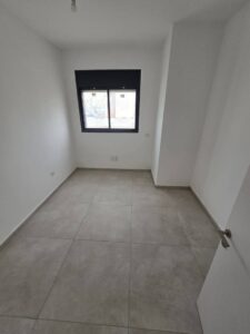 appartement neuf avec terrasse dans immeuble boutique à Bat Yam