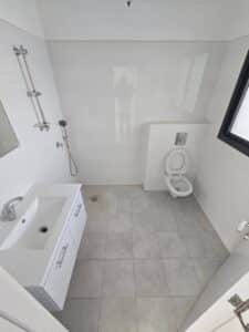 appartement neuf avec terrasse dans immeuble boutique à Bat Yam