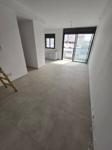 appartement neuf avec terrasse dans immeuble boutique à Bat Yam