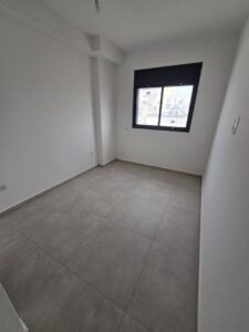 appartement neuf avec terrasse dans immeuble boutique à Bat Yam