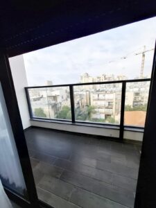 appartement lumineux avec terrasse dans un immeuble récent à Bat Yam proche de la mer