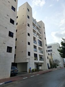 appartement lumineux avec terrasse dans un immeuble récent à Bat Yam proche de la mer