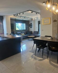 appartement moderne avec terrasse dans le quartier Maccabi à Ra’anana