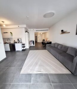 appartement lumineux avec terrasse dans un immeuble récent à Bat Yam proche de la mer