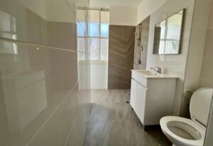 appartement rénové à Bat Yam avec ascenseur, proche de la mer et des transports