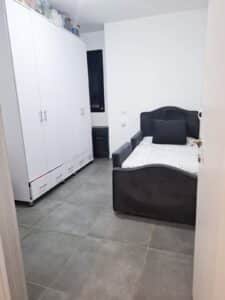 appartement lumineux avec terrasse dans un immeuble récent à Bat Yam proche de la mer