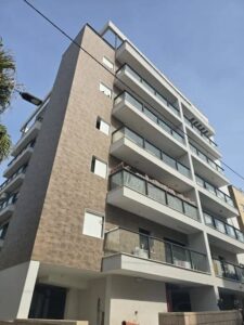 appartement neuf avec terrasse dans immeuble boutique à Bat Yam