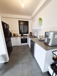 appartement lumineux avec terrasse dans un immeuble récent à Bat Yam proche de la mer