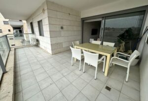 : appartement lumineux avec grande terrasse à Keren Hayesod Ra’anana