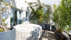 Penthouse Neve Ofer Tel Aviv – Terrasse avec jacuzzi et vue mer