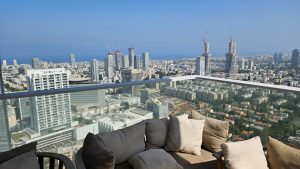 Appartement avec piscine à Tel Aviv – vue depuis la terrasse au 37e étage de la tour Midtown