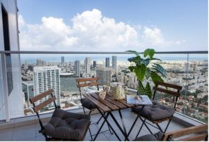 Appartement avec piscine à Tel Aviv – vue depuis la terrasse au 37e étage de la tour Midtown