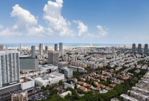 Appartement avec piscine à Tel Aviv – vue depuis la terrasse au 37e étage de la tour Midtown