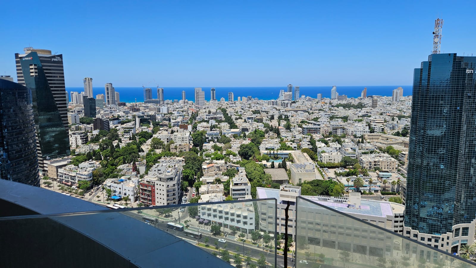 appartement 3 pièces à vendre dans la Tour Alfa avec accès piscine et vue mer à Tel Aviv