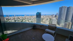 appartement 3 pièces à vendre dans la Tour Alfa avec accès piscine et vue mer à Tel Aviv