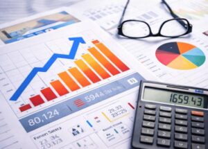 Graphiques et vues urbaines illustrant le marché immobilier en Israël avec prix, stock et transactions