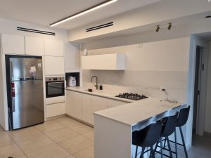 Appartement rénové avec terrasses à vendre à Bat Yam