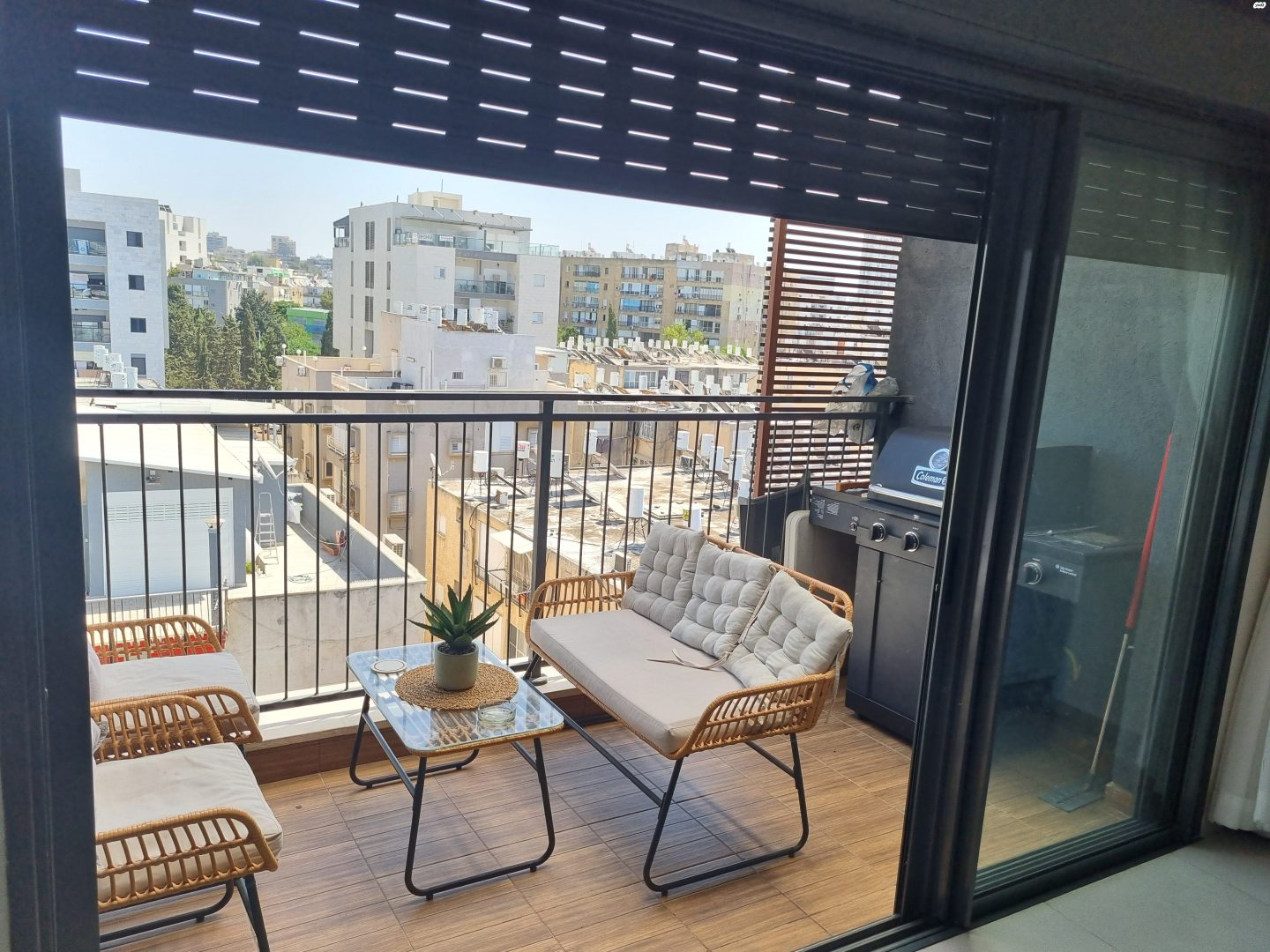 Appartement rénové avec terrasses à vendre à Bat Yam