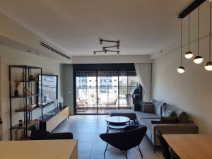 Appartement rénové avec terrasses à vendre à Bat Yam
